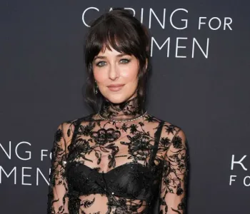 Dakota Johnson’ın Dantel Elbisesi