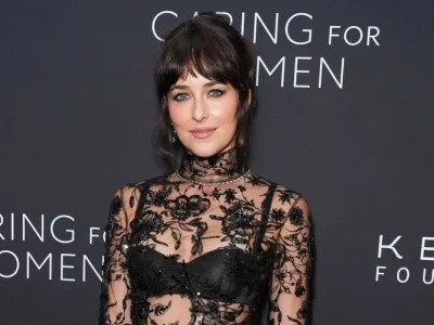 Dakota Johnson’ın Dantel Elbisesi