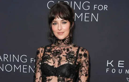 Dakota Johnson’ın Dantel Elbisesi