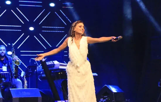 Duygu Dolu An: Yıldız Tilbe 59. Yaşını Sahnede Kutladı