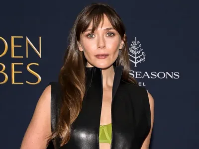 Elizabeth Olsen Deri Elbise ve Neon Dokunuşla Parladı