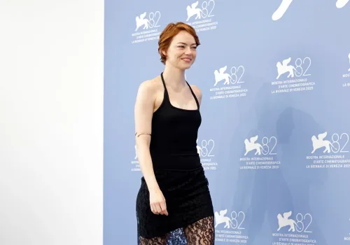 Emma Stone'un Kırmızı Halıdaki Lingerie-Inspired Stili