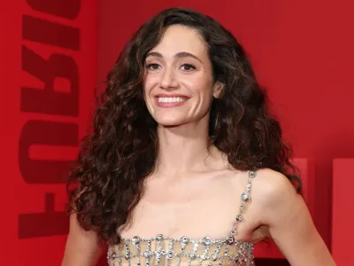 Emmy Rossum’un Doğal Kıvırcık Saç Sırrı ve Duygusal Nedeni