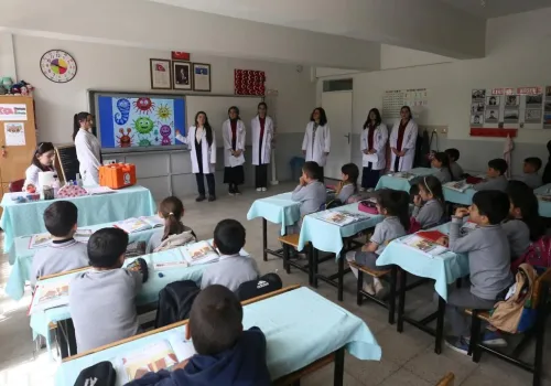 Genç Sağlıkçılar Köylerde İlk Yardım ve Hijyen Eğitimi Verdi