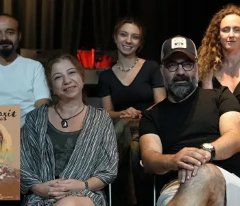 Gülen Yüzümüz Adile Naşit'in Hayatı Sahnede