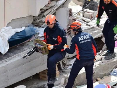İstanbul Maltepe'de 7 Katlı Bina Kısmen Çöktü