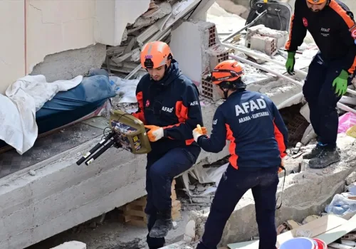 İstanbul Maltepe'de 7 Katlı Bina Kısmen Çöktü