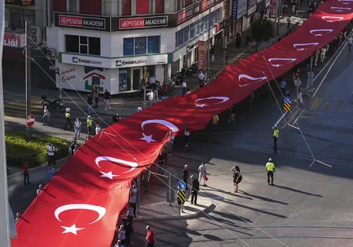 İzmir 103. Kurtuluş Yıldönümünde Sokakları Bayraklar Kapladı