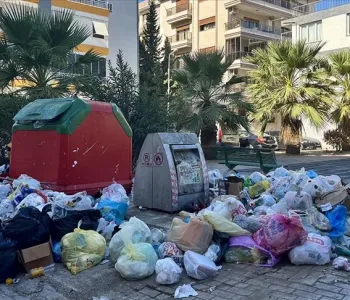 İzmir Karşıyaka'da Çöpler Birikiyor