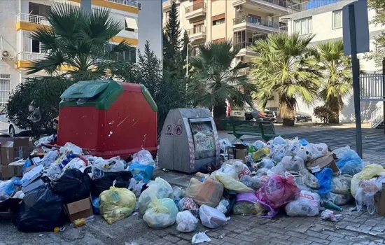 İzmir Karşıyaka'da Çöpler Birikiyor