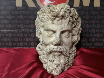 İzmir’de 2 Bin Yıllık Zeus Heykel Başı Ele Geçirildi
