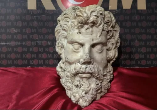 İzmir’de 2 Bin Yıllık Zeus Heykel Başı Ele Geçirildi