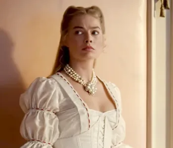 Margot Robbie’nin Koltuk Altı Tüyleri Olay Oldu