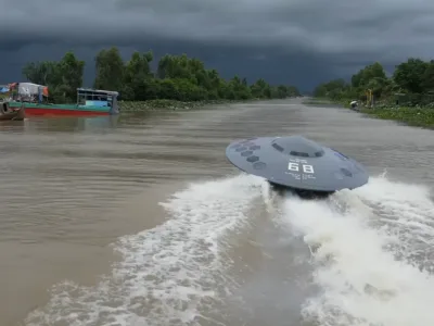 Nehirde Süzülen UFO Tekne