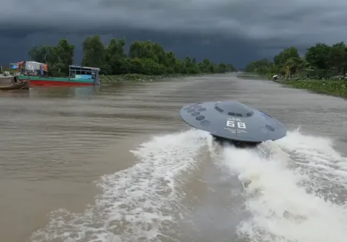 Nehirde Süzülen UFO Tekne