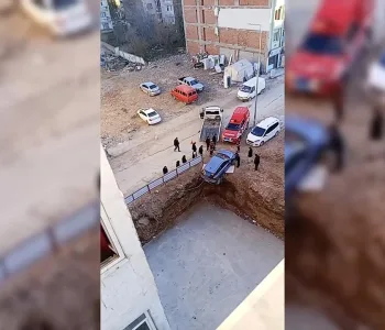 Otomobil Temelde Asılı Kaldı