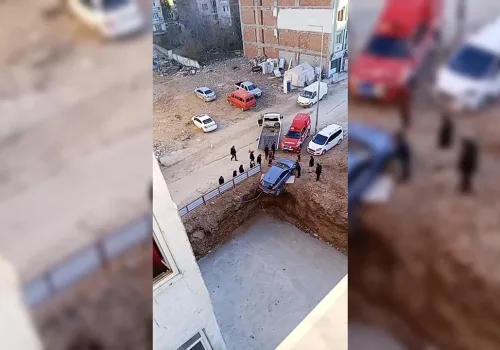 Otomobil Temelde Asılı Kaldı