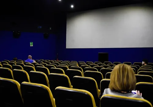 Sinema Seyircisi Düştü, Tiyatro Yükselişte