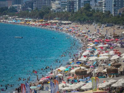 Antalya kıyısında plaj ve turizm tesisleri