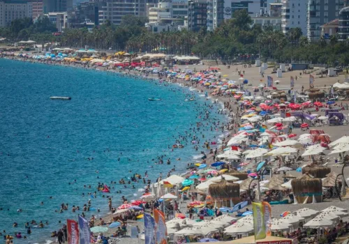 Antalya kıyısında plaj ve turizm tesisleri